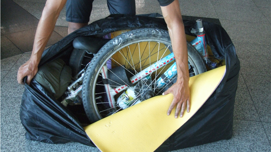 оберните велосипед в туристический ковер