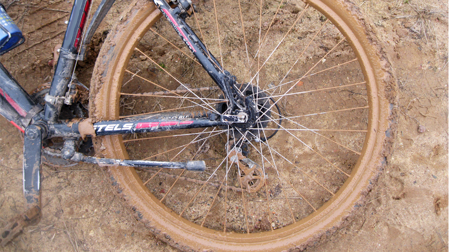 грязь на ободах колес велосипеда