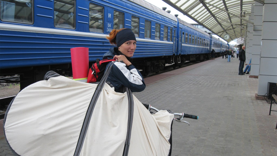 подготовка к посадке в поезд с велосипедом