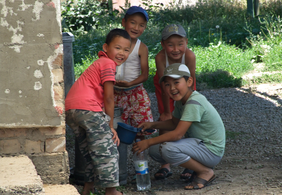 Киргизские дети набирают воды 
