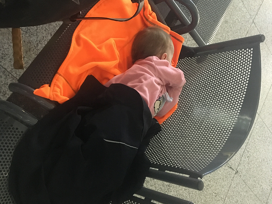 Соня спит в аэропорту