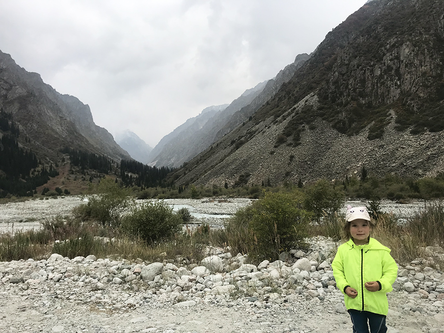 тропа вдоль Ала-Арча Киргизия